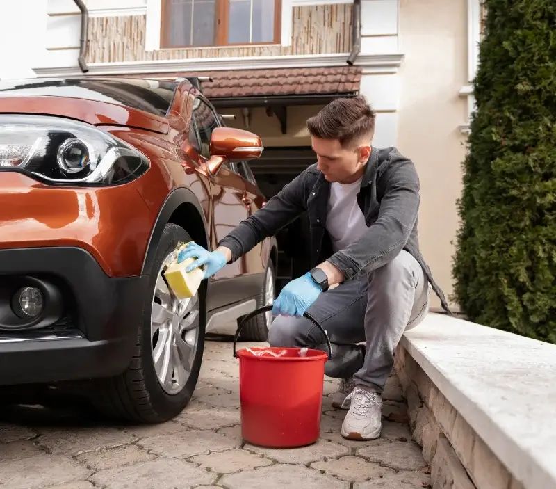 Lavage auto à domicile Herrlisheim-près-Colmar : professionnel intervenant sur un véhicule